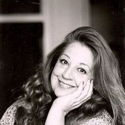 Ofelia Angélica 飾演 Ester