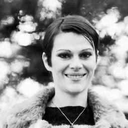 Dobrila Stojnic 飾演 Devojka