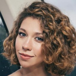 Alina Alekseeva 飾演 