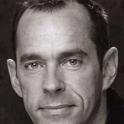 Mark Caven 飾演 James Mortimer