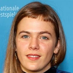Inês Campos 飾演 Young Teresa
