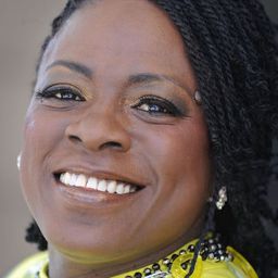Sharon Jones 飾演 Performer "This Land is Your Land"