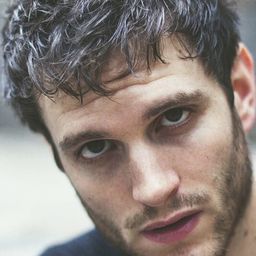 Manuel Severi 飾演 Arnaud