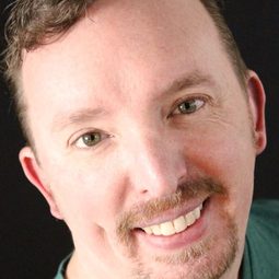 Ryan Holihan - 愛登士家庭演員 飾演Lumpy Addams