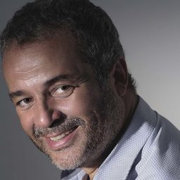 Brahim Bihi 飾演 Le rabbin