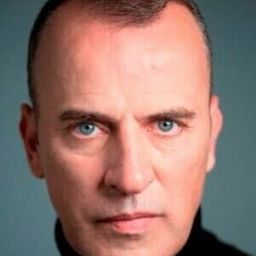 Carlos Herranz - 毛腳女婿演員 飾演Pimp