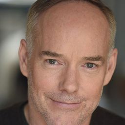 Michael Winther 飾演 Day Bank Manager