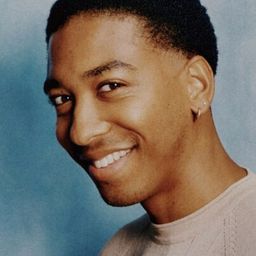 Jonathan Feltre 飾演 Mady