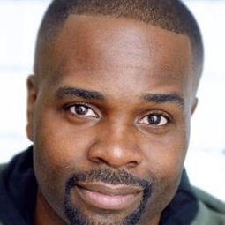 Paul Mabon - 豁出去清單演員 飾演School Security Guard