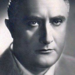 Loris Gizzi 飾演 commendator Cocciaglia