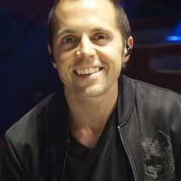 Matt Billingslea 飾演 Self - Drums