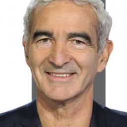 Raymond Domenech 飾演 Self