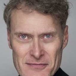 Jonathan D. Mellor 飾演 Messenger / Alan / Door Wizard