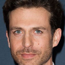 David Julian Hirsh 飾演 Jake