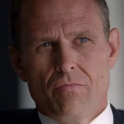 Steve Makaj 飾演 Officer Burrows