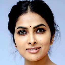Divi Vadthya 飾演 Renuka