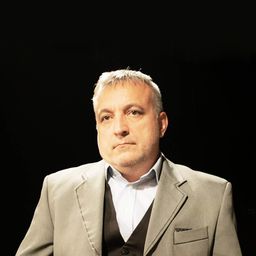 Robert Yanakiev 飾演 Sgt. Manolov