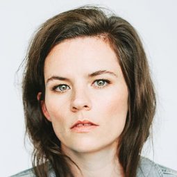 Charli Arcouette-Martineau 飾演 Suzie