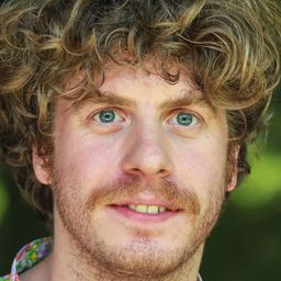 Lodovico Guenzi 飾演 Marzio Barreca da giovane