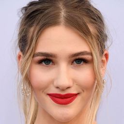 蘇菲亞·霍莉茲 飾演 Tag