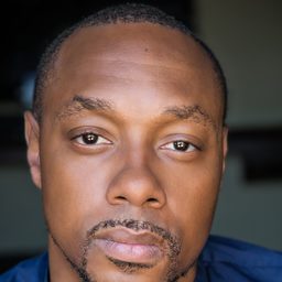 道林·米西克 飾演 Annie's "Dad"