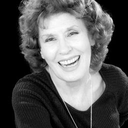 Charo Soriano 飾演 Carcelera