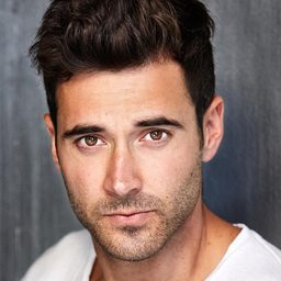 Leonidas Gulaptis 飾演 Dominic