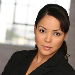 Julie Dickens 飾演 Tracy