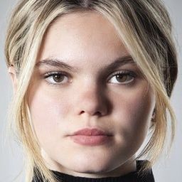 Sasha Gravat Harsch 飾演 Mado