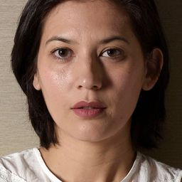 Hannah Al Rashid 飾演 Woman