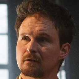 Kelson Henderson 飾演 Phil Kitchin