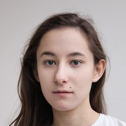 Dina Gubaydullina 飾演 Katya