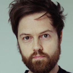 Matthias Girbig 飾演 Réceptionniste hôtel