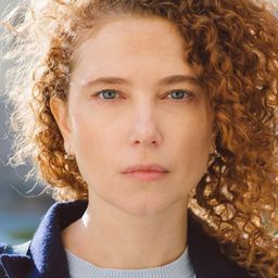 Valeriya Skorokhodova 飾演 Irina