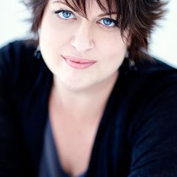 Amélie Grenier 飾演 TV Presenter #1