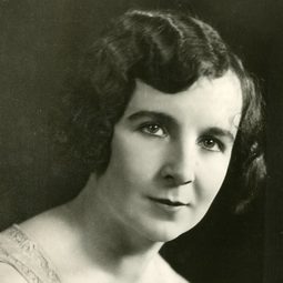 Eileen Crowe - 蓬門今始為君開演員 飾演Mrs. Elizabeth Playfair