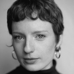 Tilly Botsford 飾演 Esme