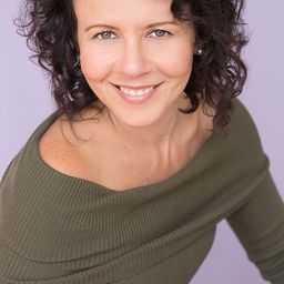 Chanda Davetas 飾演 Ann Sharp