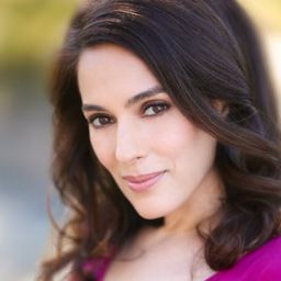 Christina DeRosa 飾演 Deb