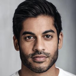 Sachin Bhatt 飾演 Assan