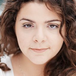 Stephanie Costa 飾演 Clerk