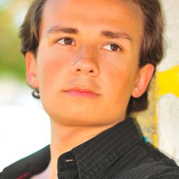 Nikita Vasilchenko - Bad Director演員 飾演Tom Gorestein