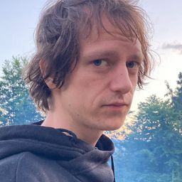 Michal Kinik - 讓那裡有光演員 飾演Commander