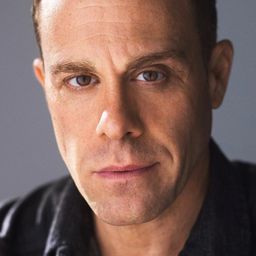 Matthew Rauch 飾演 Victor