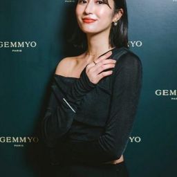 Mayuko Arisue 飾演 