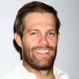 傑夫·斯塔茲 飾演 Cam