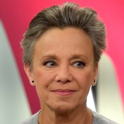 Ági Szirtes 飾演 Asszony (Jucika)