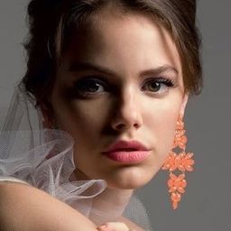 蘿拉·內瓦 飾演 