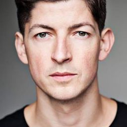 里·奈特 飾演 Lee