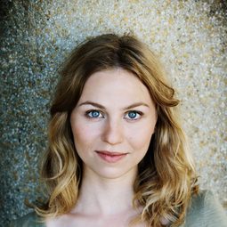 Teresa Rizos 飾演 Lexi